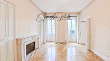 TOULOUSE City Centre: Haussmannian family apartment for sale with four rooms, three bedrooms, remarkable volumes, continuous balcony, cellar, elevator.