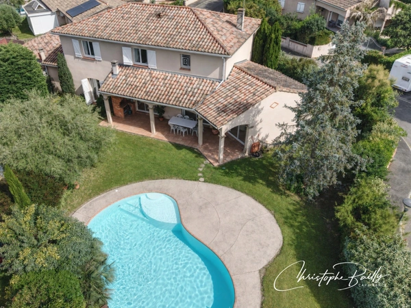 Launaguet, aux portes de Toulouse : villa 223 m² avec séjour cathédrale et piscine