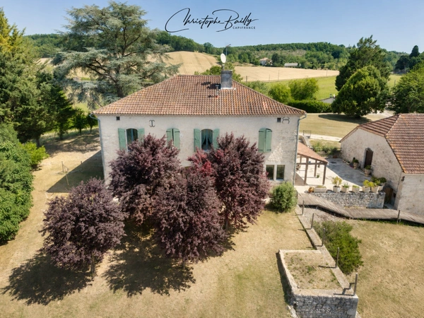 Lauzerte, propriété en pierre avec maison d’amis, piscine et vue sur 9 306 m², proche Montauban
