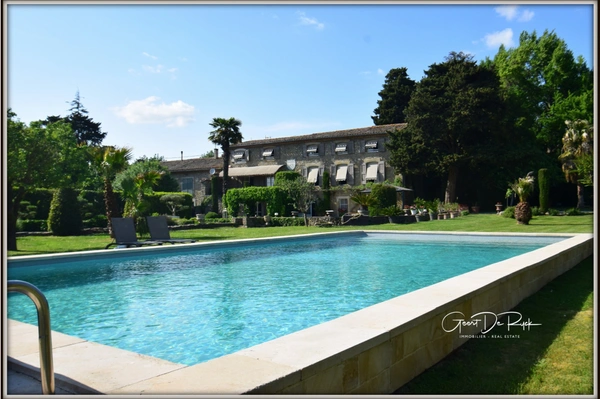 Proche de CARCASSONNE. Demaure de charme en pierre  P9 de 350 m² avec piscine - Terrain de 2 ha.