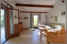 QUILLAN (AUDE, OCCITANIE) – Maison T3 PP meublée avec terrasse, au calme et au cœur de la verdure dans une résidence.