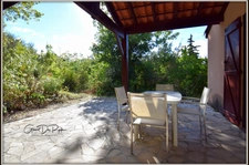 QUILLAN (AUDE, OCCITANIE) – Maison T3 PP meublée avec terrasse, au calme et au cœur de la verdure dans une résidence.