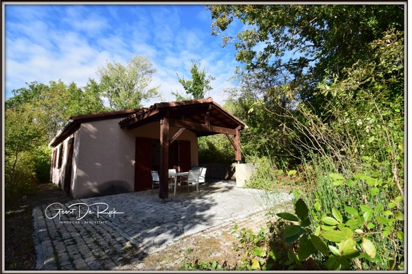 QUILLAN (AUDE, OCCITANIE) – Maison T3 PP meublée avec terrasse, au calme et au cœur de la verdure dans une résidence.