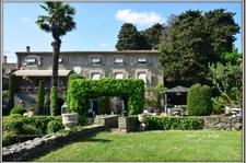 Proche de CARCASSONNE. Demaure de charme en pierre  P9 de 350 m² avec piscine - Terrain de 2 ha.