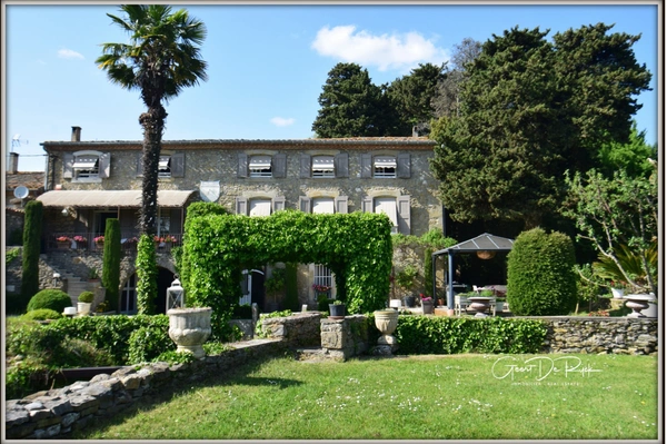 Proche de CARCASSONNE. Demaure de charme en pierre  P9 de 350 m² avec piscine - Terrain de 2 ha.