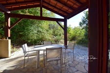 QUILLAN (AUDE, OCCITANIE) – Maison T3 PP meublée avec terrasse, au calme et au cœur de la verdure dans une résidence.