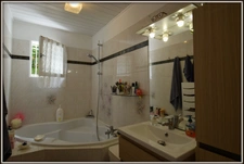 CARCASSONNE proche centre ville. Maison T6 Plain pied 130m² sur terrain de 508 m² avec grand garage et piscine.
