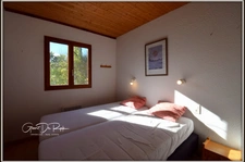QUILLAN (AUDE, OCCITANIE) – Maison T3 PP meublée avec terrasse, au calme et au cœur de la verdure dans une résidence.
