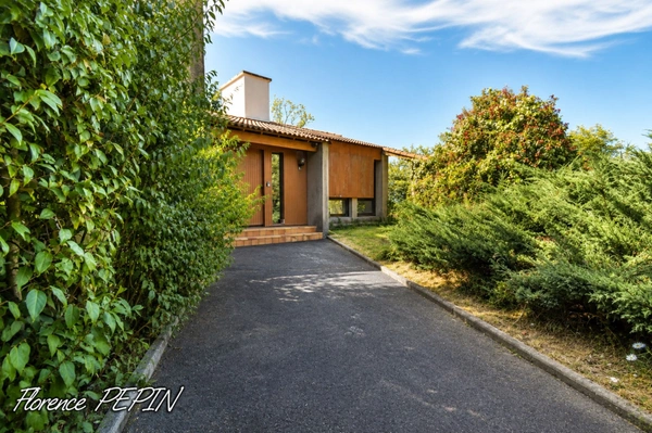 Maison d'architecte avec dépendance, étang et plus de 3,3 hectares de nature à 10 minutes de Pornic