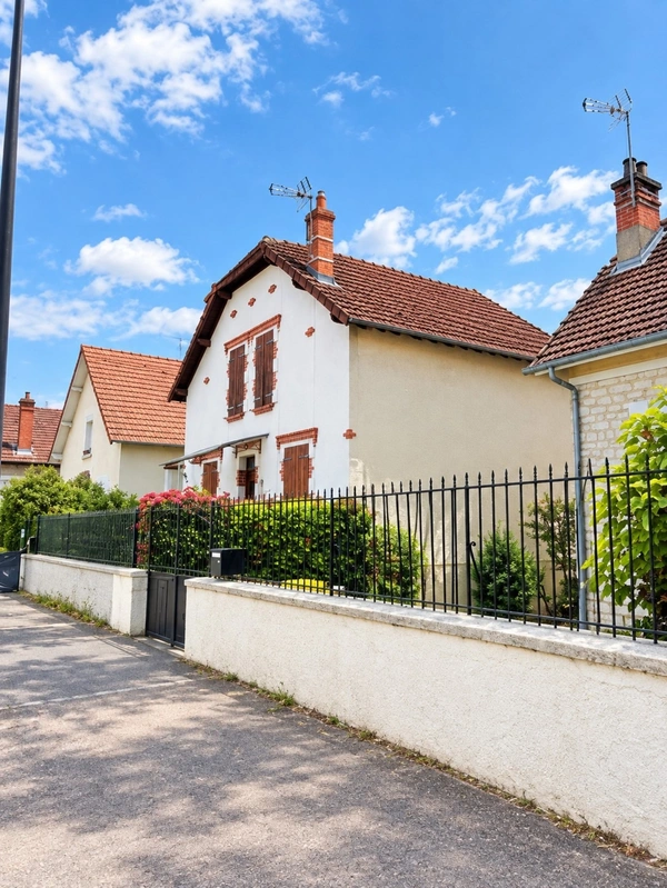 NEVERS CENTRE – Maison de ville avec appartement indépendant, jardin et garage