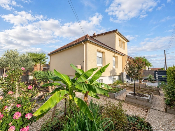Maison entièrement rénovée avec jardin et dépendances à Dun-sur-Auron