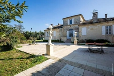 Charming property with self-catering accommodation and bed and breakfast – 15 minutes from Bordeaux