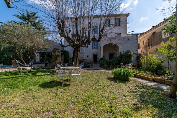 EXCEPTIONNEL ET RARE DANS LE CENTRE DE SOMMIERES : Maison de Maître avec Piscine   (30)