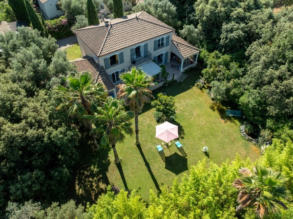 DANS LE CENTRE DE CASTELNAU LE LEZ (34) ,IDEAL PROJET FAMILIAL : MAGNIFIQUE BASTIDE AVEC JARDIN ET TERRAINS CONSTRUCTIBLES 
