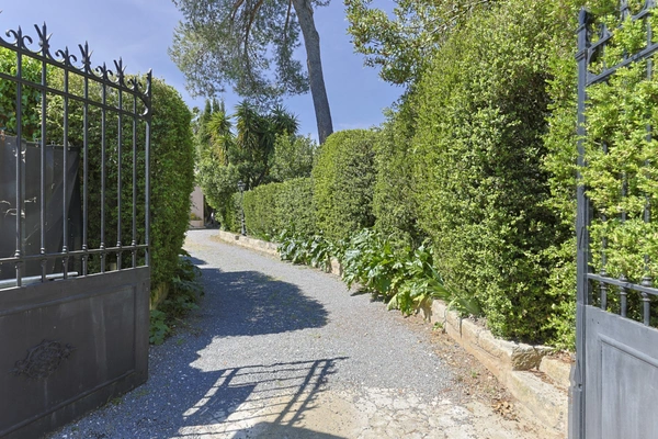 Magnifique PROPRIETE : Maison de Maître et  deux dépendances (  17 pièces / 400 m² )  située à VERARGUES (34) DEDIEE A UN PROJET FAMILIAL ET / OU LOCATIONS SAISONNIERES DE LUXE