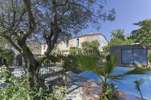 Magnifique PROPRIETE : Maison de Maître et  deux dépendances (  17 pièces / 400 m² )  située à VERARGUES (34) DEDIEE A UN PROJET FAMILIAL ET / OU LOCATIONS SAISONNIERES DE LUXE
