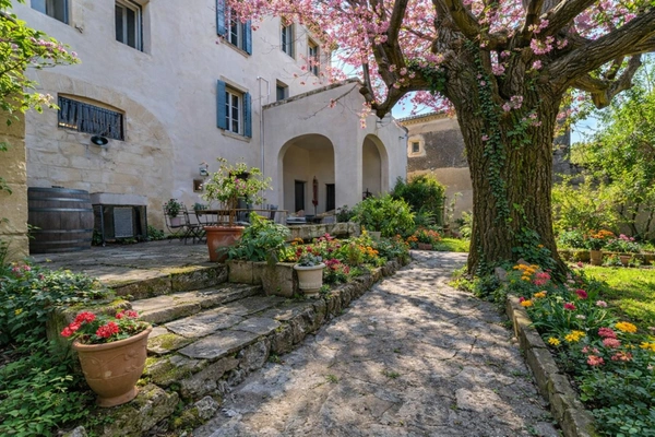 EXCEPTIONNEL ET RARE DANS LE CENTRE DE SOMMIERES : Maison de Maître avec Piscine   (30)
