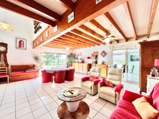 Maison d’architecte 173 m² – 4 chambres – piscine couverte – dépendances – terrain arboré – Bernay-Saint-Martin