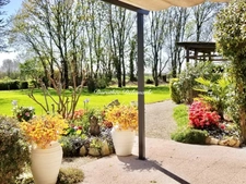 Maison d’architecte 173 m² – 4 chambres – piscine couverte – dépendances – terrain arboré – Bernay-Saint-Martin