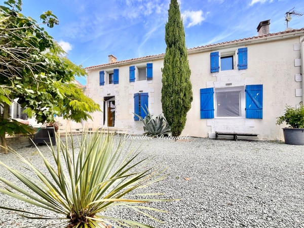 Maison à vendre 8 pièces MIGRE (17) Ensemble immobilier de charme avec gîte indépendant, dépendances et vue campagne – Migré