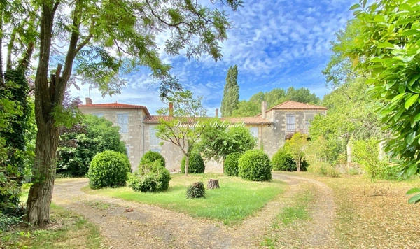 Maison à vendre 20 Pièces 700 m² VALLANS (79) Gentilhommière XVIIIᵉ – Domaine de caractère esprit château – env. 700 m² sur 1,4 ha