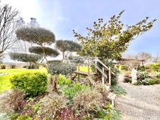 Maison d’architecte 173 m² – 4 chambres – piscine couverte – dépendances – terrain arboré – Bernay-Saint-Martin
