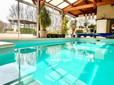 Maison d’architecte 173 m² – 4 chambres – piscine couverte – dépendances – terrain arboré – Bernay-Saint-Martin
