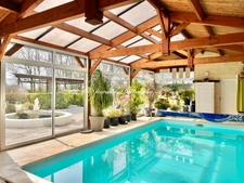Maison d’architecte 173 m² – 4 chambres – piscine couverte – dépendances – terrain arboré – Bernay-Saint-Martin