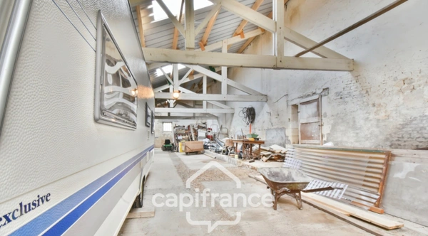 Ensemble Immobilier à vendre NUAILLE D'AUNIS (17) à vendre NUAILLE D'AUNIS, ensemble immobilier d'une surface de 591,64 m2, le tout sur une parcelle cadastrée de 4710 m2. 