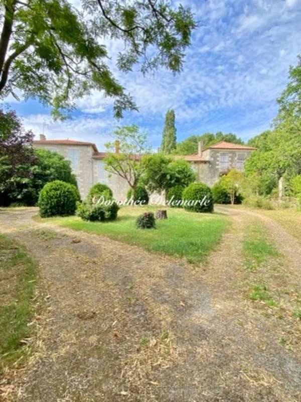 Maison à vendre 0 pièces VALLANS (79)Domaine de caractère à réinventer – près de 1,4 ha – Proche Niort / Marais poitevin / La Rochelle