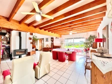 Maison d’architecte 173 m² – 4 chambres – piscine couverte – dépendances – terrain arboré – Bernay-Saint-Martin