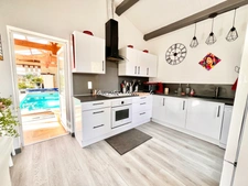 Maison d’architecte 173 m² – 4 chambres – piscine couverte – dépendances – terrain arboré – Bernay-Saint-Martin