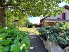 SAINT CERGUES (74) à vendre 7 pièces avec un espace indépendant 194,26m² + 140m² d’annexes dont une bâtisse indépendante, piscinable au calme vue lac 