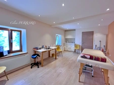 SAINT CERGUES (74) à vendre 7 pièces avec un espace indépendant 194,26m² + 140m² d’annexes dont une bâtisse indépendante, piscinable au calme vue lac 