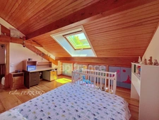 SAINT CERGUES (74) à vendre 7 pièces avec un espace indépendant 194,26m² + 140m² d’annexes dont une bâtisse indépendante, piscinable au calme vue lac 