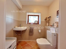 SAINT CERGUES (74) à vendre 7 pièces avec un espace indépendant 194,26m² + 140m² d’annexes dont une bâtisse indépendante, piscinable au calme vue lac 