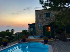 Dpt Corse du Sud (20), à vendre à Tizzano, Villa de charme 180 m² - Terrain de 1 000 m² avec dépendance et piscine 
