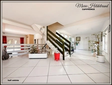 Architect-designed house with character – 285 m² of living space – Panoramic views – Swimming pool – Large garage