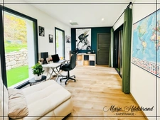 PROPRIÉTÉ CONTEMPORAINE – VUE DOMINANTE, PARC DE PRÈS D’1 HECTARE & PISCINE