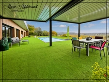 PROPRIÉTÉ CONTEMPORAINE – VUE DOMINANTE, PARC DE PRÈS D’1 HECTARE & PISCINE