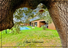 PROPRIÉTÉ CONTEMPORAINE – VUE DOMINANTE, PARC DE PRÈS D’1 HECTARE & PISCINE