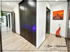 PROPRIÉTÉ CONTEMPORAINE – VUE DOMINANTE, PARC DE PRÈS D’1 HECTARE & PISCINE