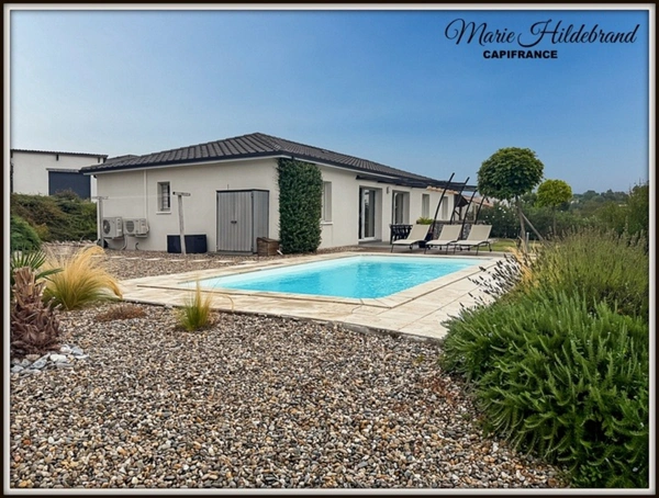 Maison récente de plain-pied – 4 chambres – piscine – terrain 2 349 m²