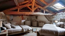 Stone house - 105m² living space - 750m² garden - 2 bedrooms - outbuilding