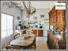 Character property with 5,500 m² of grounds, swimming pool, 7 bedrooms and separate living area
