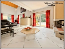 Architect-designed house with character – 285 m² of living space – Panoramic views – Swimming pool – Large garage