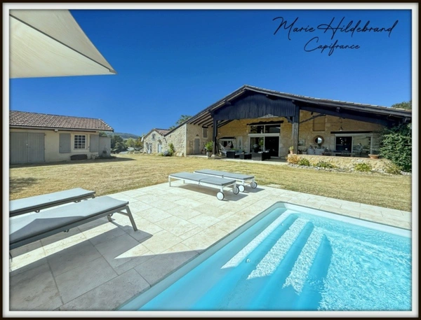 Maison en pierre de plus de 210m² - 5 chambres - jardin, piscine, dépendances - 3600m²