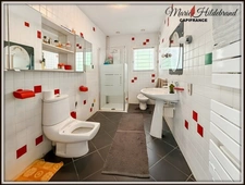 Architect-designed house with character – 285 m² of living space – Panoramic views – Swimming pool – Large garage