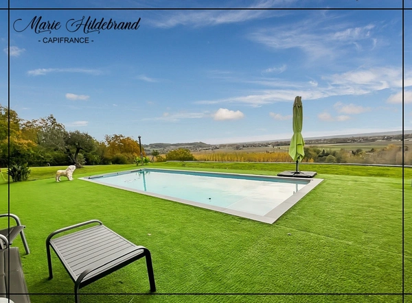 PROPRIÉTÉ CONTEMPORAINE – VUE DOMINANTE, PARC DE PRÈS D’1 HECTARE & PISCINE