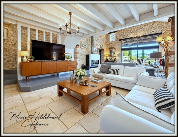 Maison en pierre de plus de 220m² - 5 chambres - jardin, piscine, dépendances - 3600m²